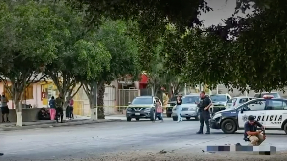 Golpean y atropellan a joven afuera de los juzgados federales en Tijuana