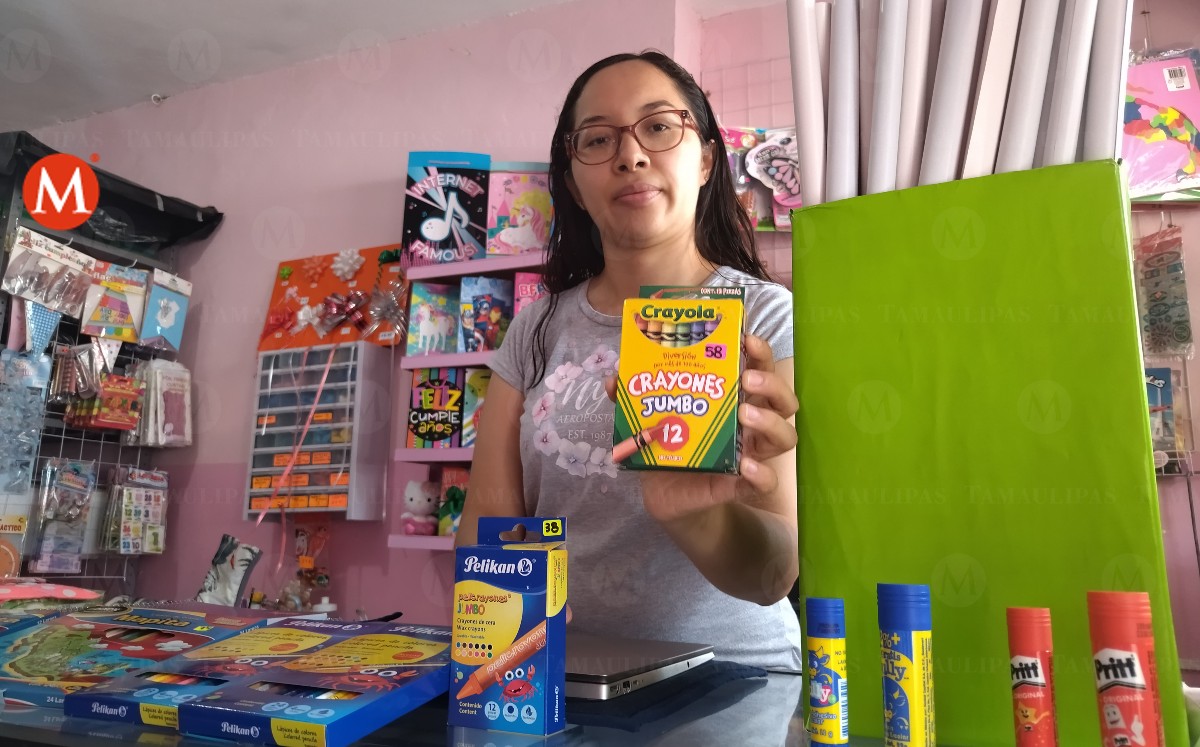 La joven empresaria Esthela Guadalupe Garcés se prepara con material para su papelería ubicada en la zona norte de la ciudad.
