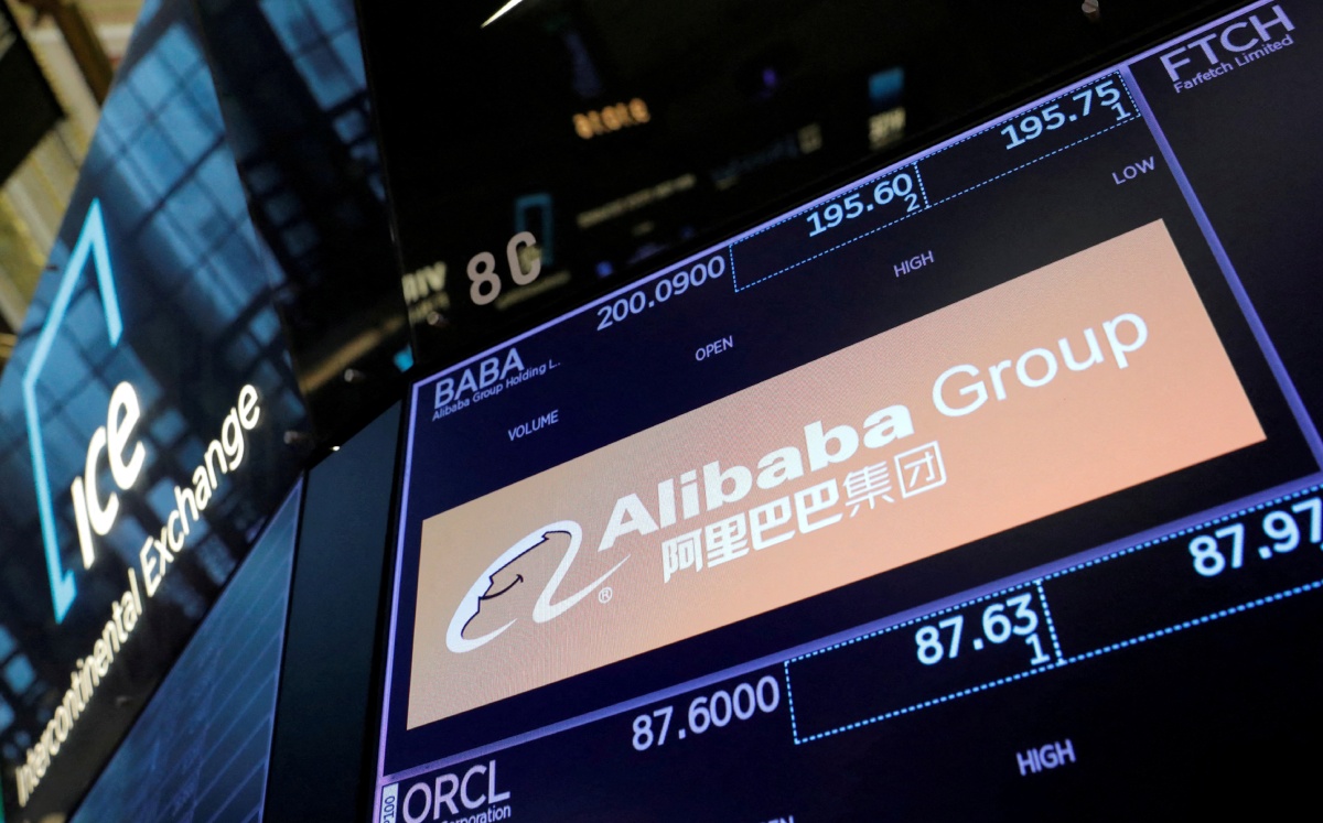 Logotipo de Alibaba Group en el parqué de la Bolsa de Nueva York en Manhattan, NY, EU. Agosto de 2021. Foto: (Reuters)