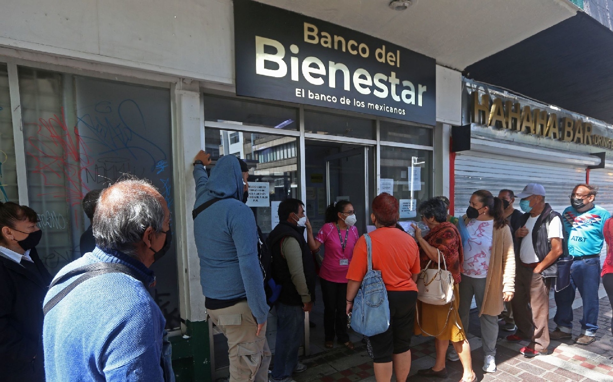 Personas de la tercera edad hacen fila para cobrar su pensión. | Cuartoscuro