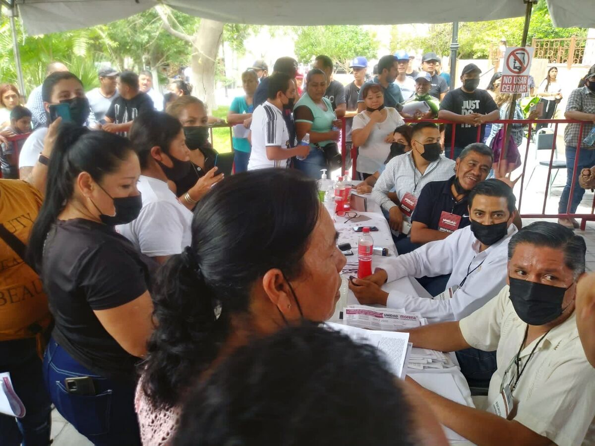 En la plaza de San Pedro la situación se calentó cuando un grupo de simpatizantes ingresaron al módulo de votación. | Especial
