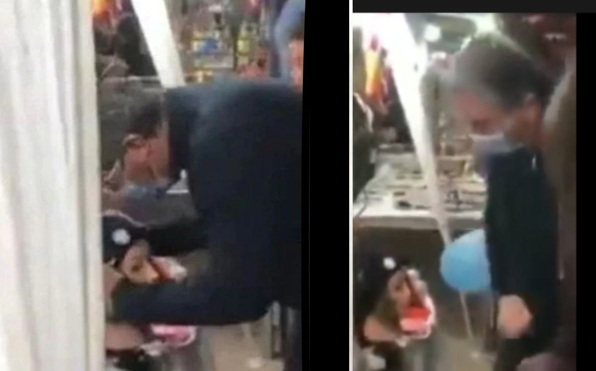 Político comete error; besa a maniquí al pensar que era la cabeza de un niño | ESPECIAL