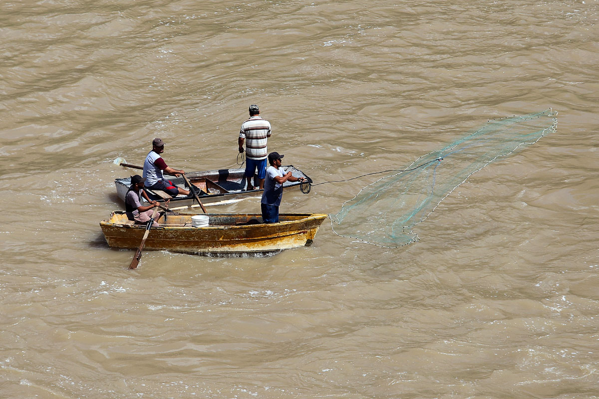 En la presa los pescadores están batallando para sacar su producto. | Rolando Riestra