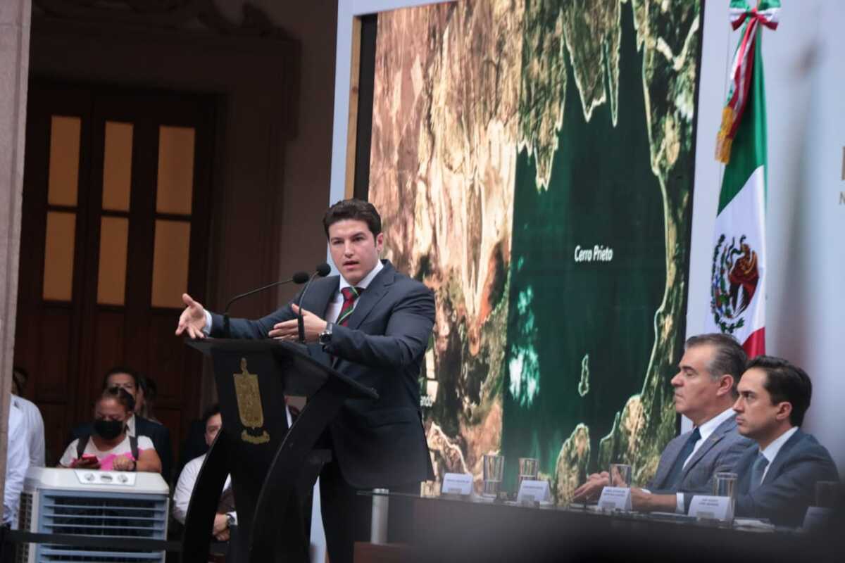 Samuel García dijo que la tubería vieja con la que se extraen cinco mil litros, quedará como un "salva vidas". Foto: Raúl Palacios