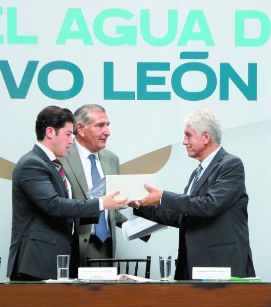 Adán Augusto López y Samuel García le entregaron los documentos del proyecto a Germán Martínez Santoyo (der.) en un acto en palacio de gobierno, en Mo