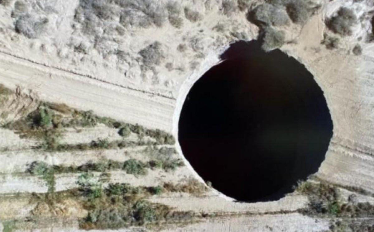 Autoridades chilenas investigan misterioso socavón de 25 metros de diámetro cerca de mina de cobre | ESPECIAL