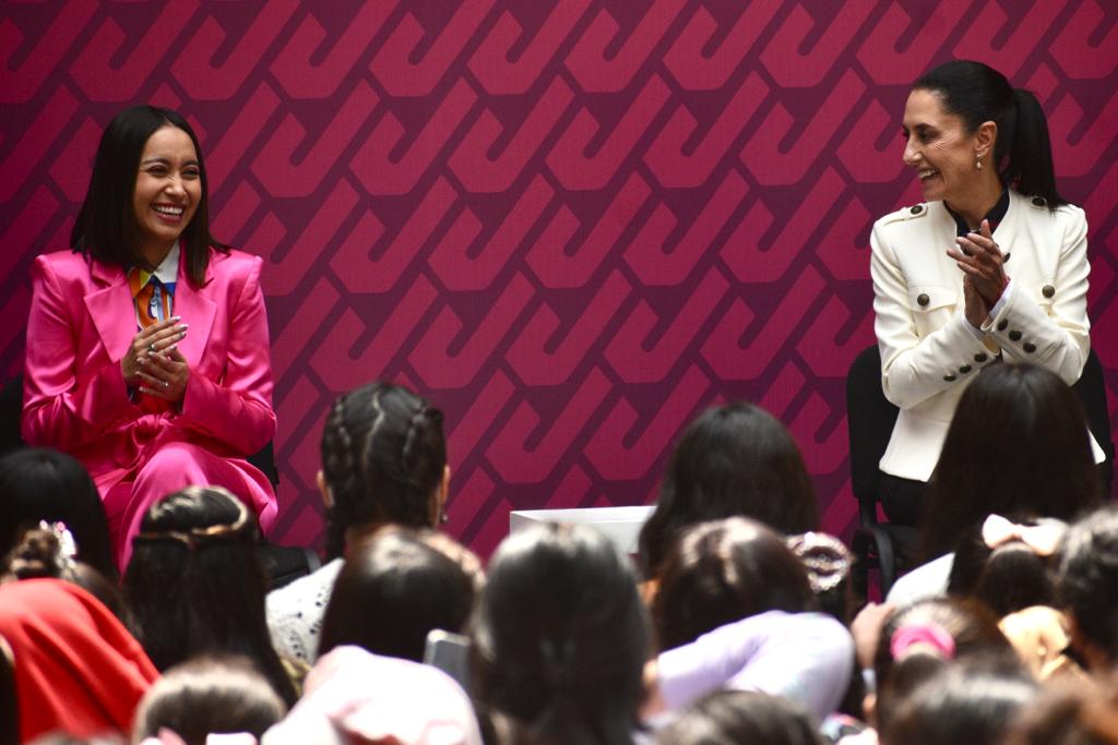 Claudia Sheinbaum en la ceremonia junto con Katya. (Haarón Álvarez)