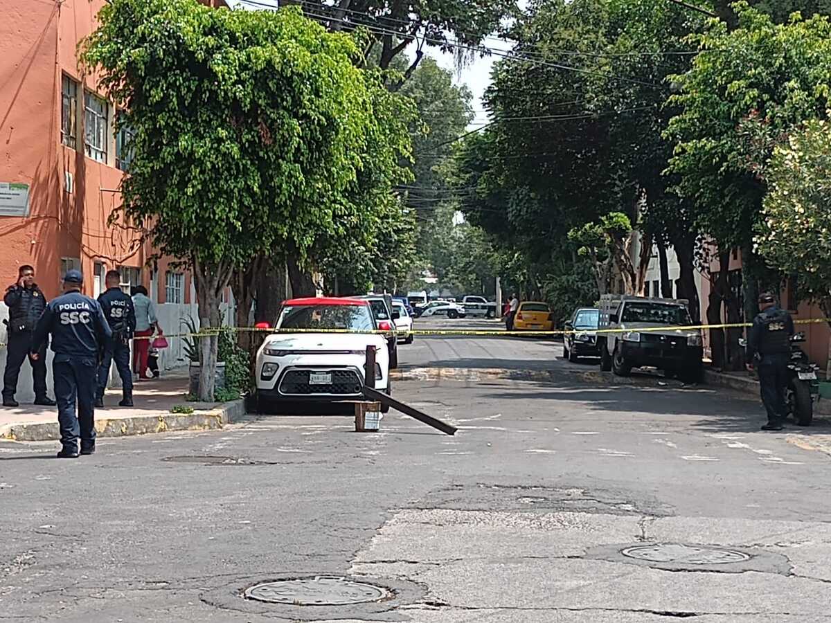 El cuerpo fue abandonado en un automóvil la madrugada del martes. (Liset González)