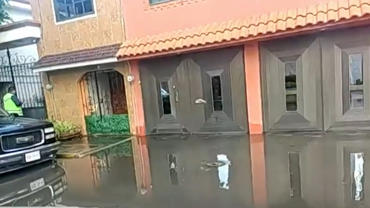Domicilios en alcaldía Tlalpan sufren daños por enorme fuga agua
