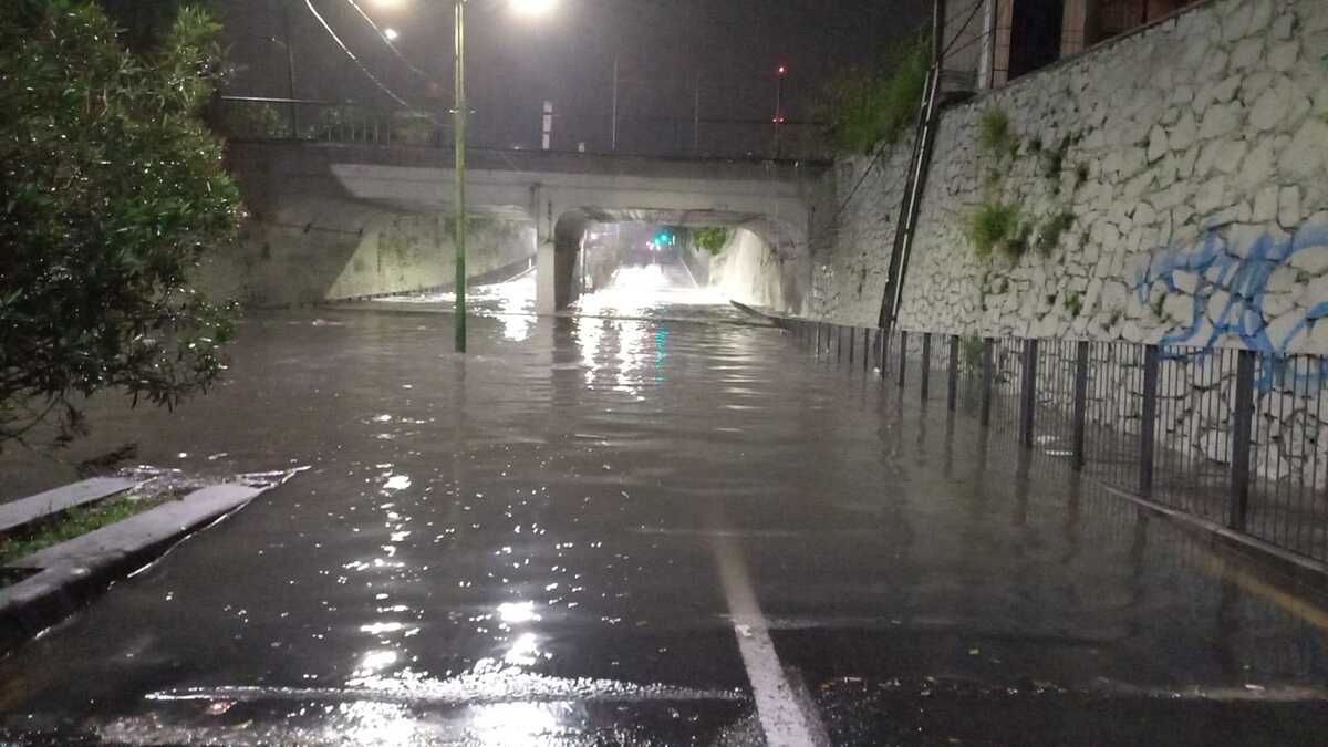 Inundación de paso en avenida 8 de Julio en Guadalajara (Vicente Torres Alfaro)