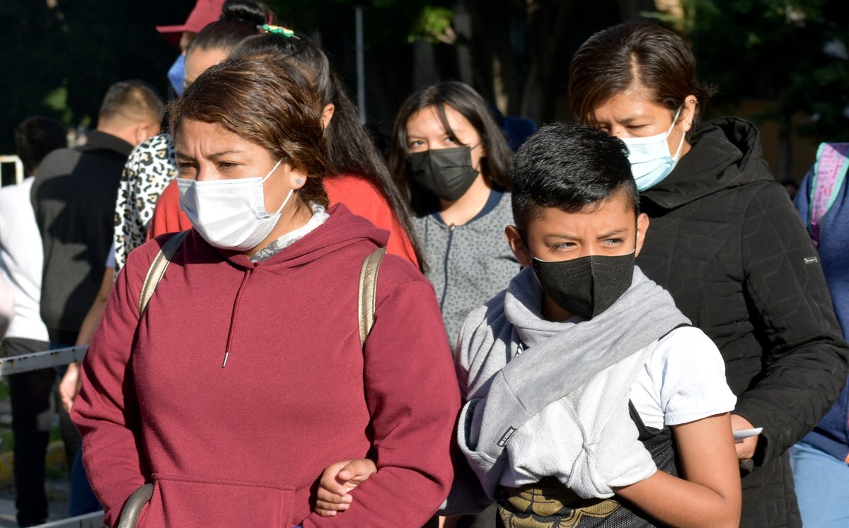 Jóvenes poblanos acuden a segunda dosis contra covid | Agencia Enfoque