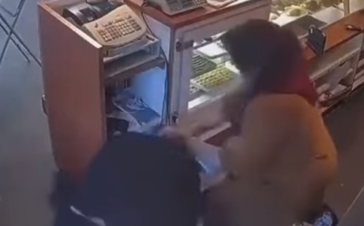 La mujer sorprendió al delincuente. (Captura)
