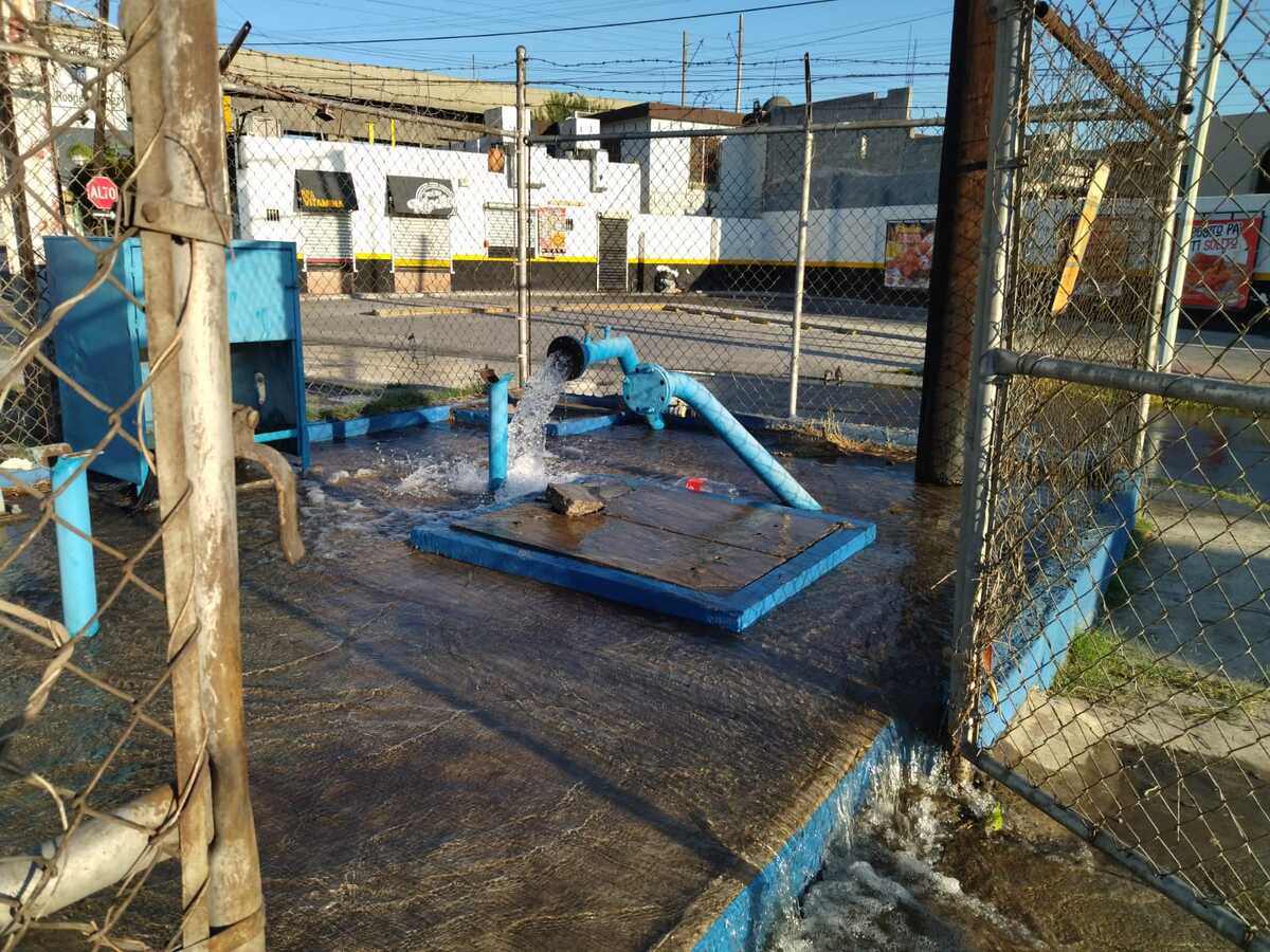 Alrededor de las 5:00 de este martes escucharon la fuga de agua y vieron la corriente por las calles. Foto: Sandra González