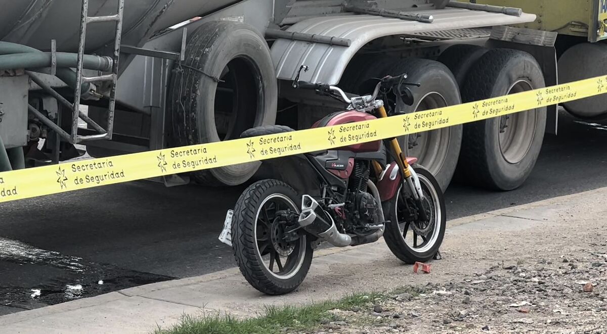 Motociclista fallece tras ser arrollado por una pipa de agua en Periférico (Pablo Nuñez)