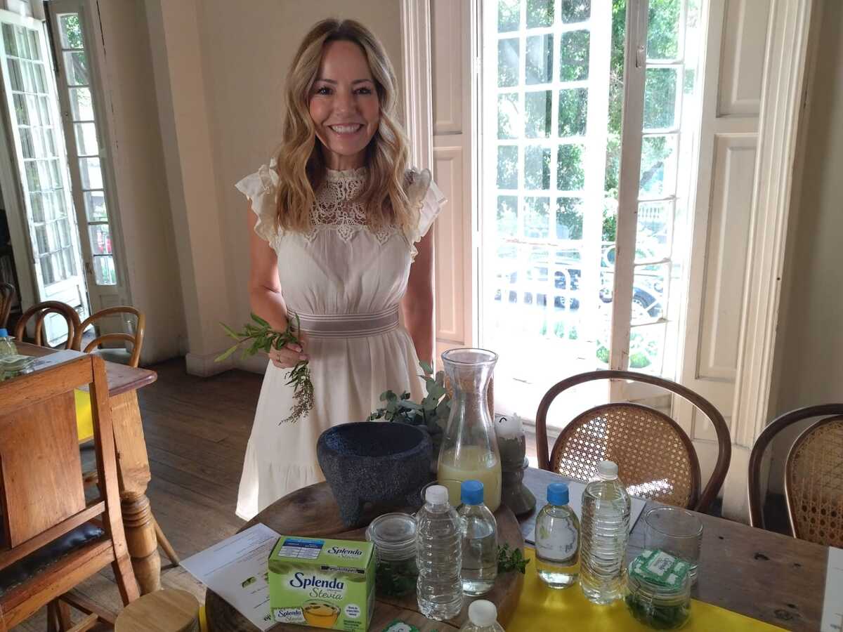 La nutrióloga Maricarmen Osés habla de la importancia de usar plantas en las bebidas. Adriana Jiménez