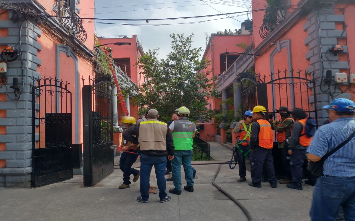 Paramédicos rescatan a un hombre tras incendio. | Carlos Tejeda