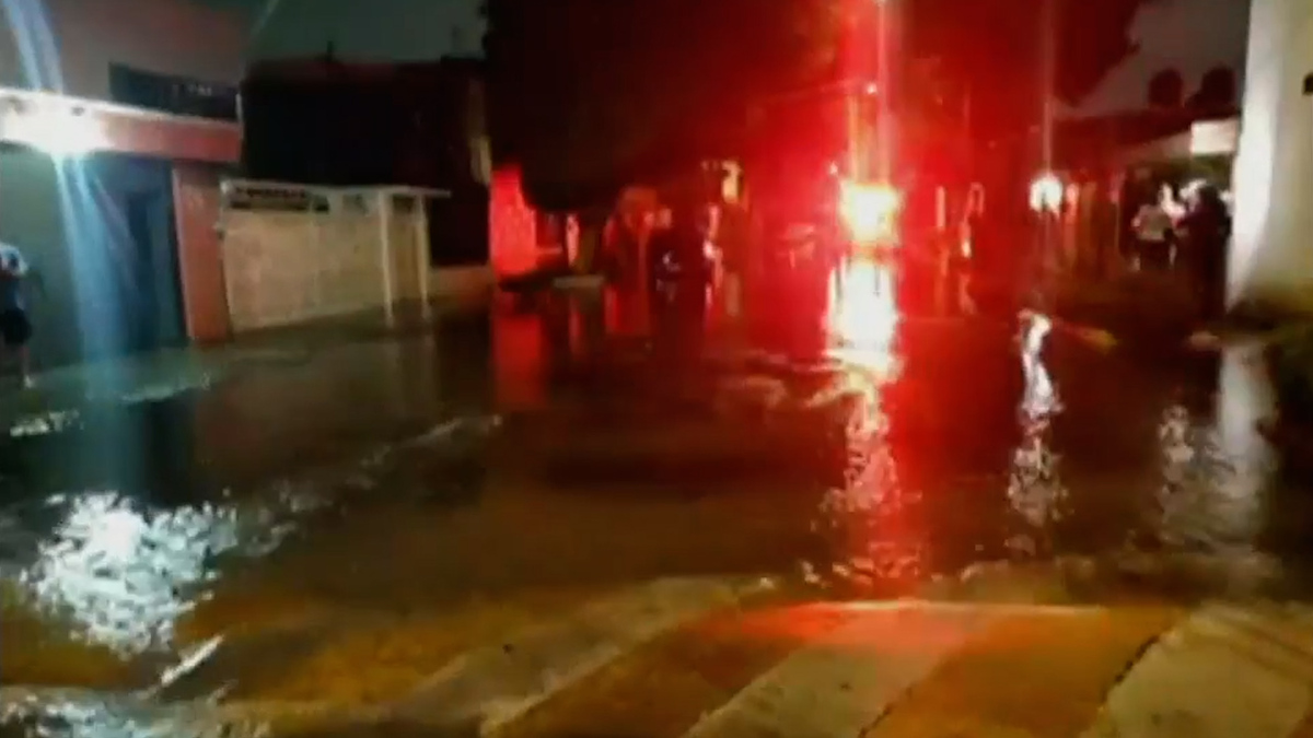 Se reporta gran fuga de agua frente a un domicilio en Coyoacán