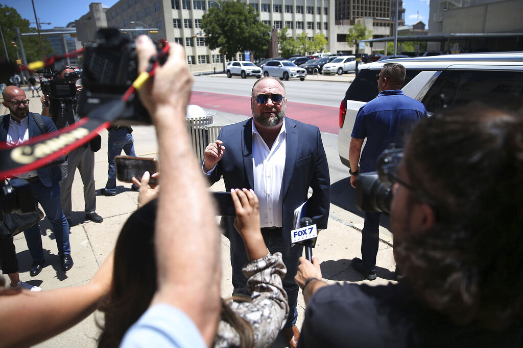 Alex Jones, fundador de Infowars, el sitio de teorías conspiración en Estados Unidos. (AP).