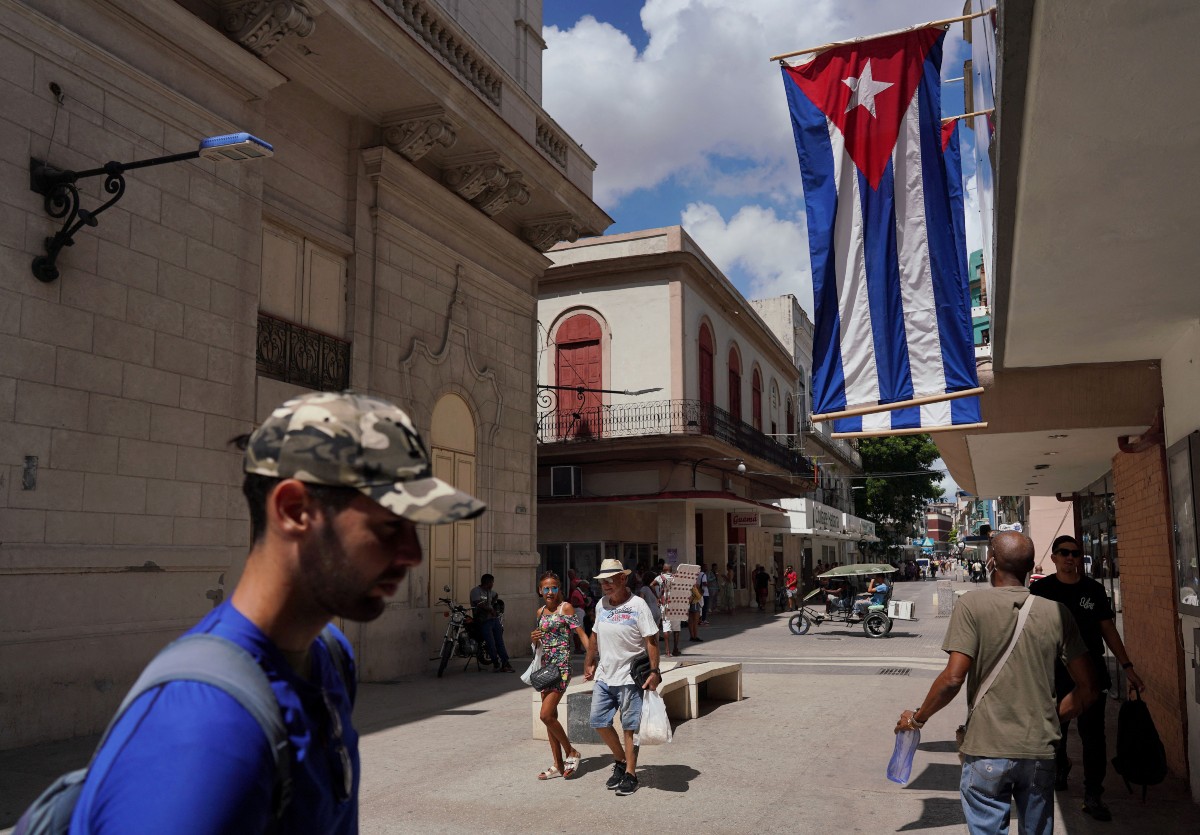 Cuba comprará los dólares estadunidense al precio de su mercado negro. (Reuters)