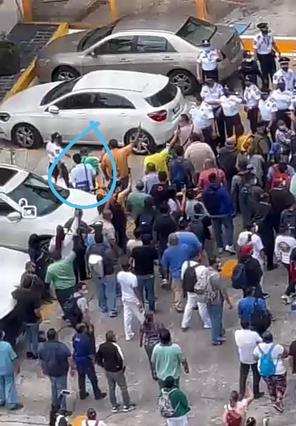 Enfrentamiento entre policías y personal del Hospital La Raza | Miguel Sarmiento