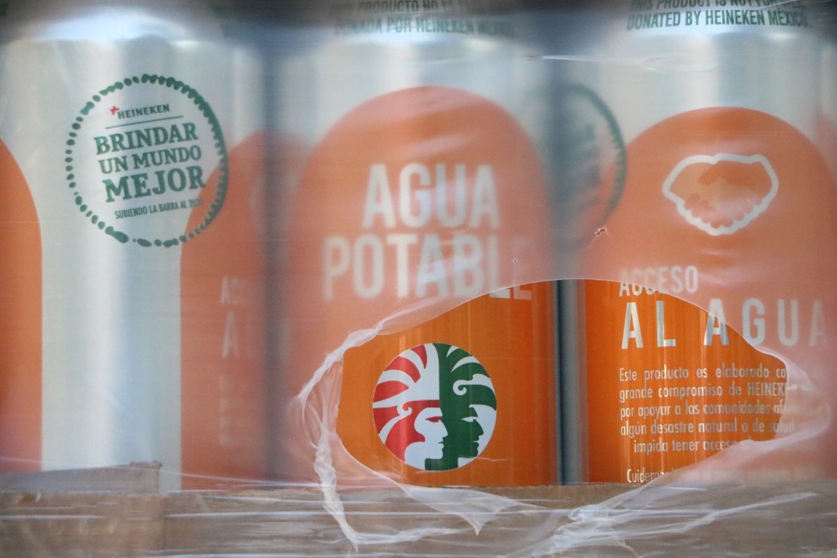 Las latas de agua potable se entregarán a los sectores vulnerables. Foto: Leonel Rocha