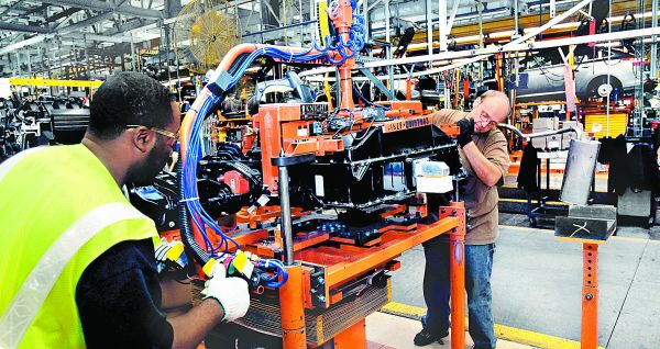 Línea de producción de armadora de autos en Canadá, uno de los socios del T-MEC. Reuters