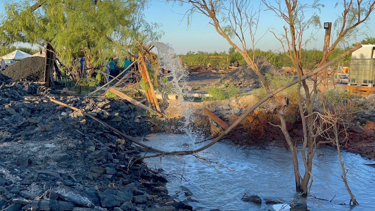 Los mineros ayer llegaron a un punto donde comenzó a filtrarse el agua. (Iván Sánchez)