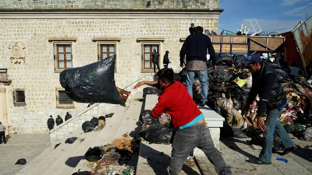 En Oaxaca, recolectores tiran basura en palacio municipal y bloquean Centro Histórico
