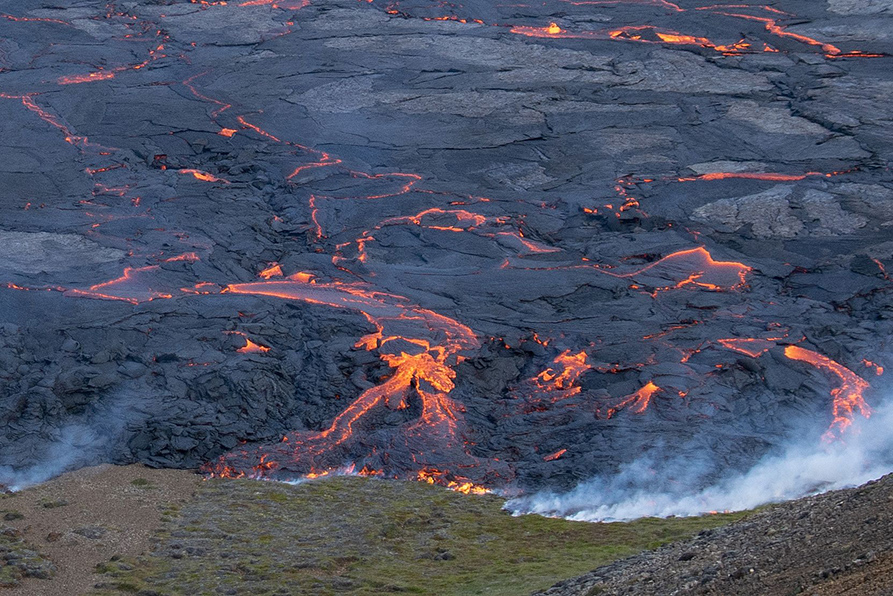 La oficina meteorológica de Islandia informó que la erupción inició en una zona deshabitada a 3º kilómetros de la capital. |AFP