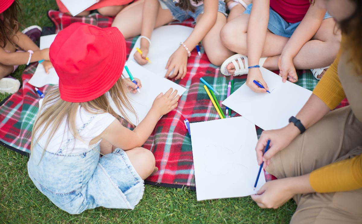 La participación en actividades recreativas, con base en la dependencia, auspicia a la mejora de competencias y conocimientos, brinda independencia al