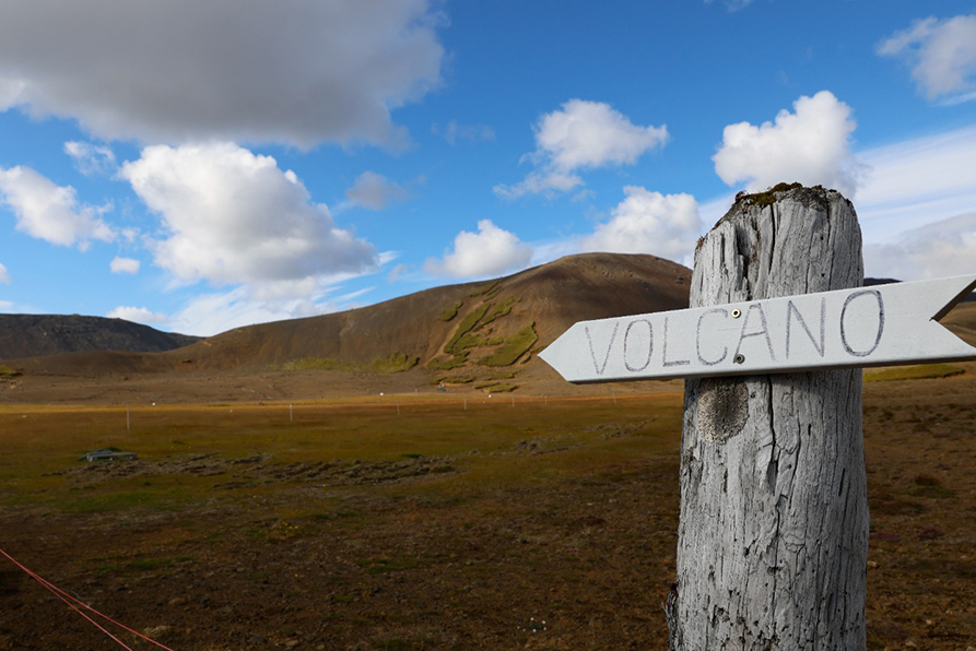 El volcán hizo erupción en una península cercana a la capital de Islandia. |AP