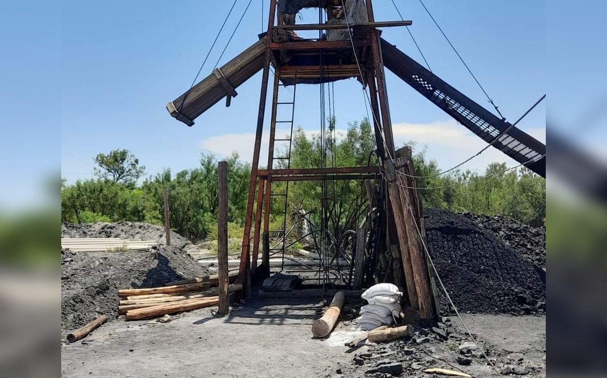 Diez mineros quedan atrapados.