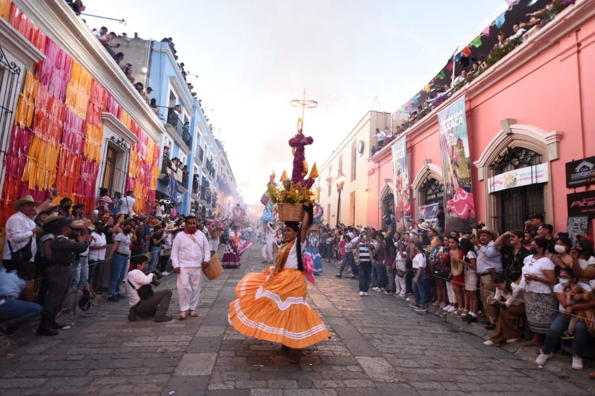 Guelaguetza, fiesta que forma parte de los cultos populares a la Virgen del Carmen. (Especial)