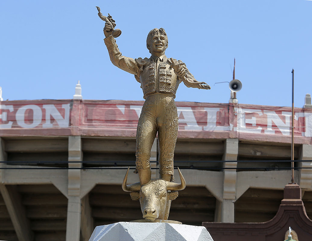 En su honor fue nombrada la Plaza de Toros de Torreón, donde se colocó una estatua de este joven. (Archivo)