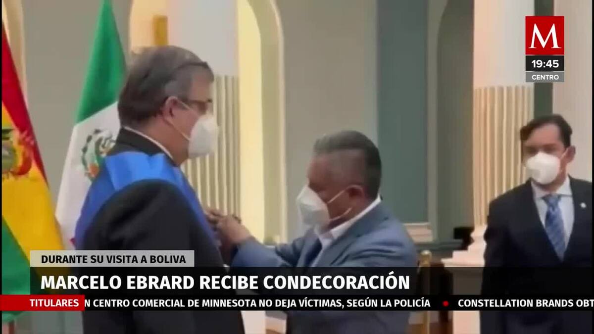 Marcelo Ebrard recibe condecoración