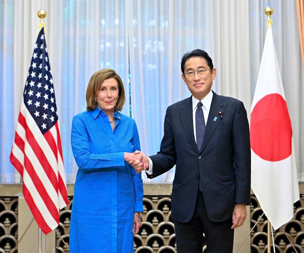 El primer ministro de Japón, Fumio Kishida, junto a la presidenta de la Cámara Baja de EU, Nancy Pelosi. (AFP)