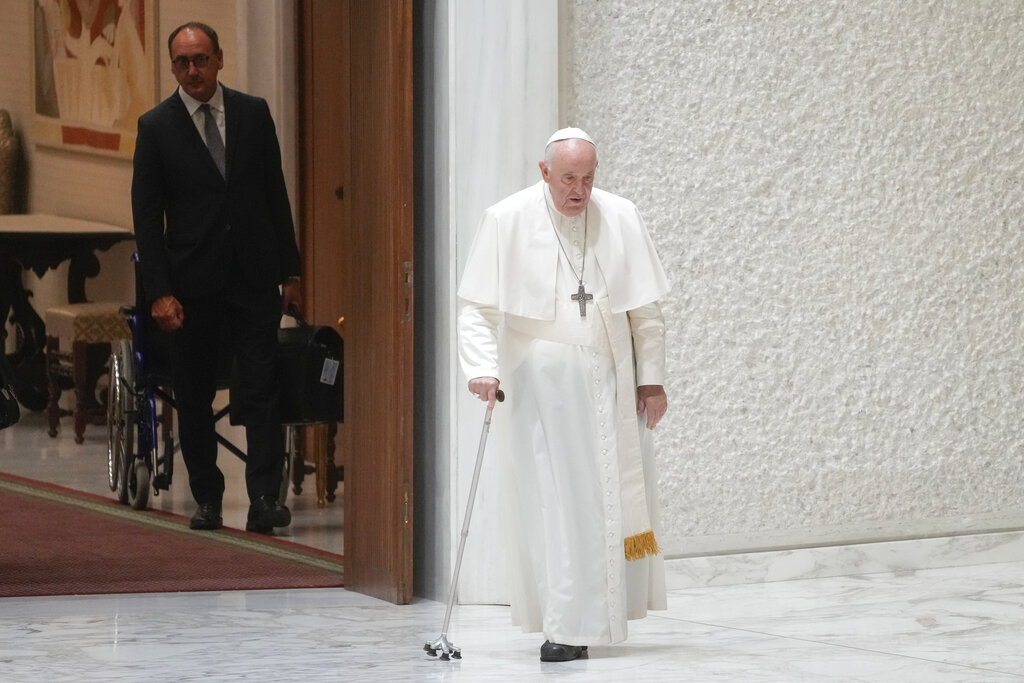 El papa Francisco es supervisado por Massimiliano Strappetti, que es enfermero. | AP
