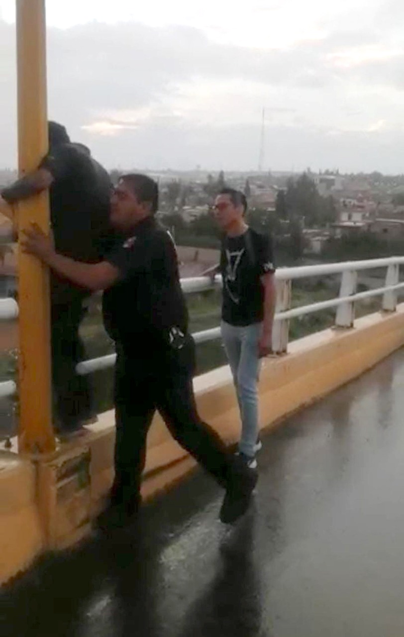 Policías de Aguascalientes evitan que joven se lance de un puente ...