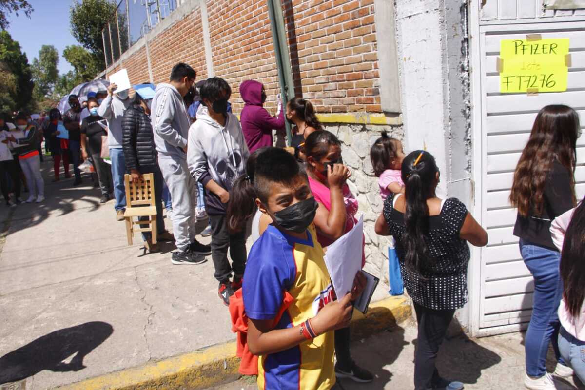 Se registraron largas filas en el cierre de vacunación en Puebla | Melanie Torres