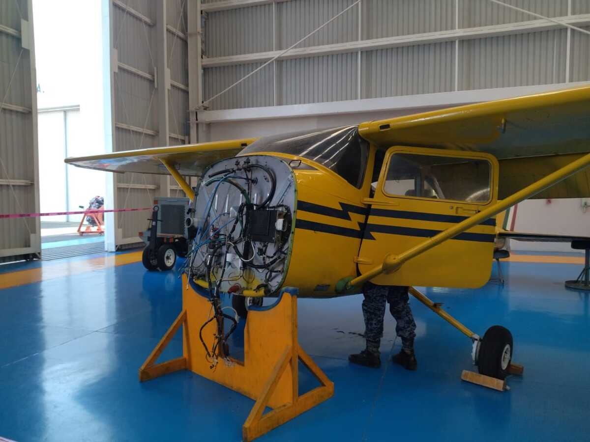 Subteniente de la Fuerza Aérea explica el método del mantenimiento de aeronaves en Zapopan (Rosario Álvarez)