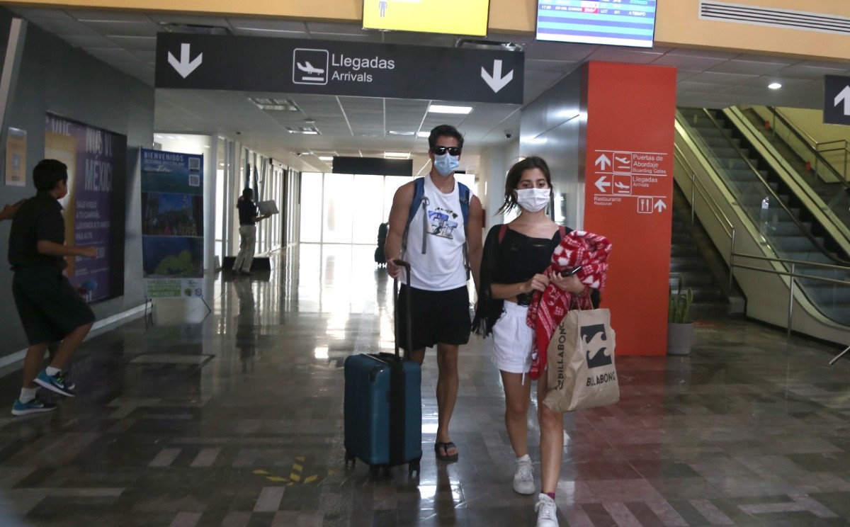Turistas arriban por el Aeropuerto de Tampico durante las vacaciones de verano. | Foto: Yazmín Sánchez