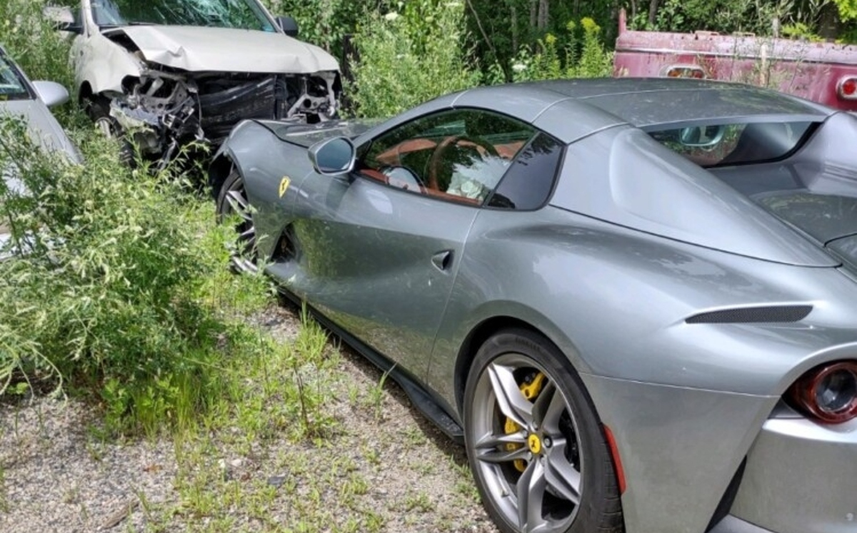 El Ferrari fue robado en la noche y la policía lo encontró dañado en una carretera. | Especial
