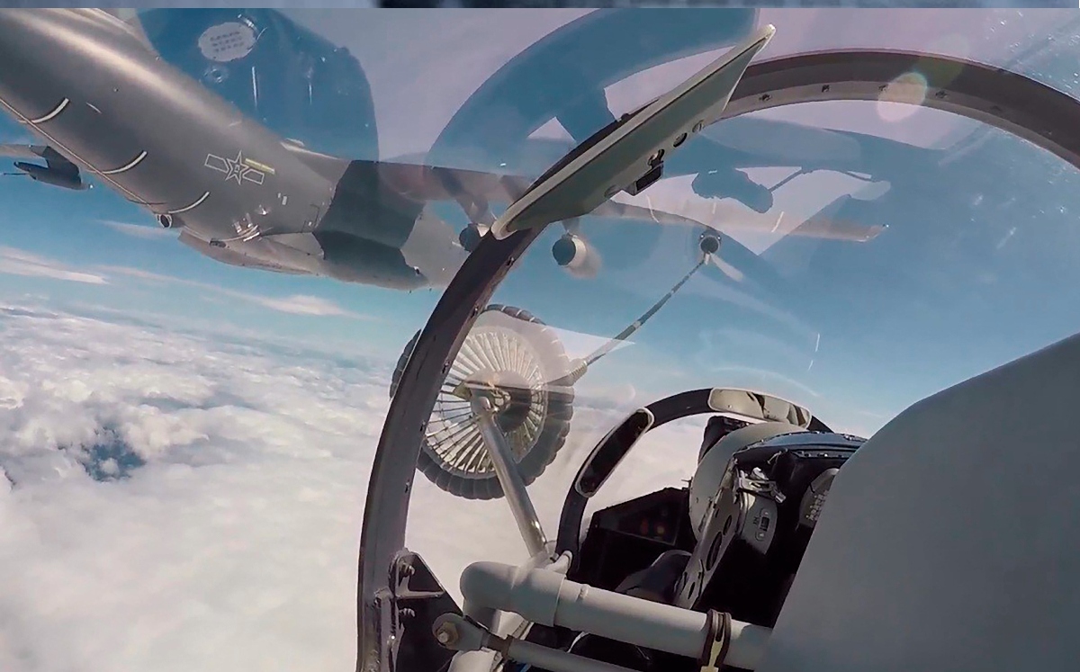Fuerza aérea del Ejército Popular de Liberación realiza una operación de repostaje en pleno vuelo. | AP