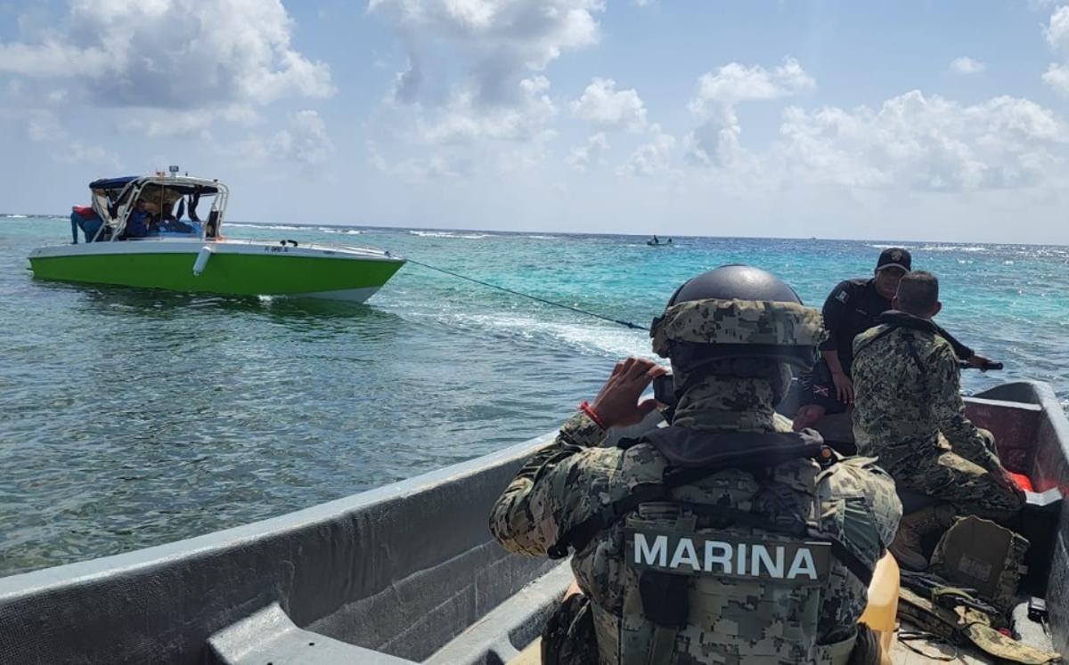 Un menor y tres adultos fueron rescatados de un barco en Yucatán . | Especial