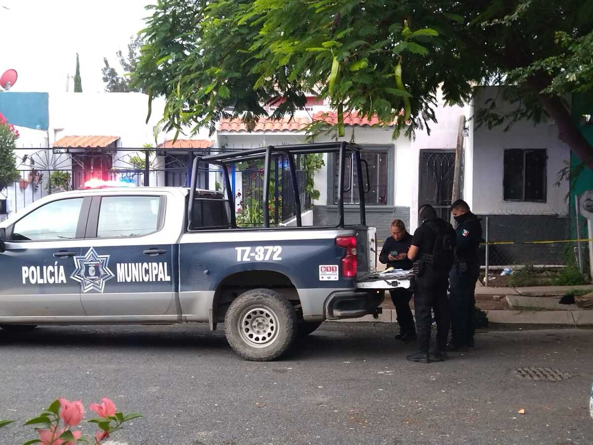 Policías de Tlajomulco vigilan sitio donde fue hallado un hombre muerto (Rosario Álvarez)