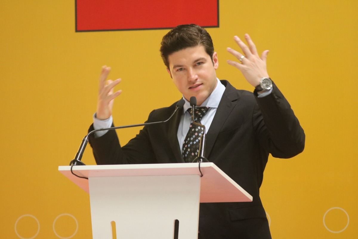 Samuel García Sepúlveda felicitó a Grupo Lego por su 90 aniversario. Foto: Leonel Rocha