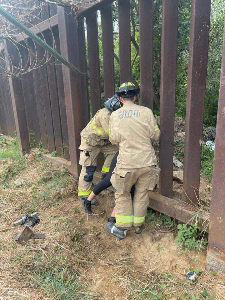 Bomberos ayudaron a rescatar a la mujer. (Said Betanzos)