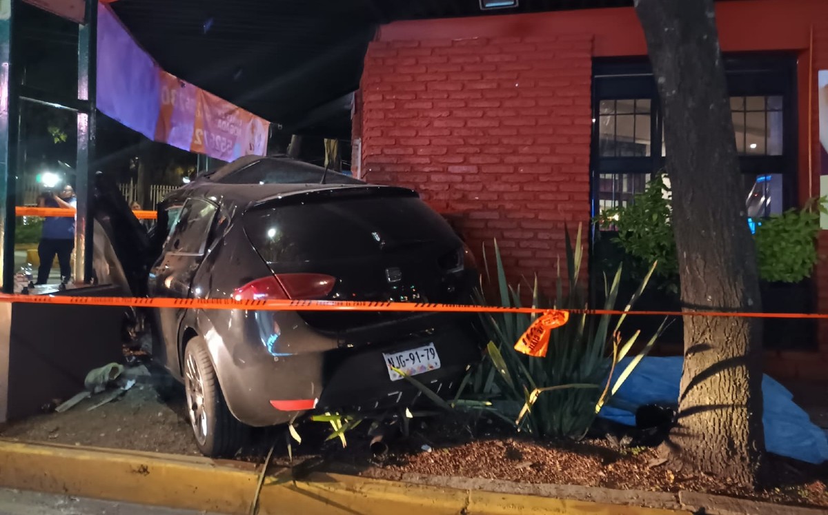 Auto choca contra restaurante en la Roma | Enrique Luna