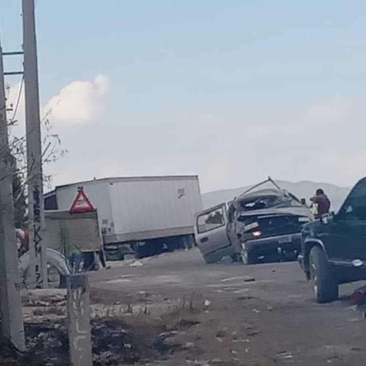 Las autoridades señalaron que el tráiler estuvo a unos metros de chocar con una vivienda. | Martha Zamora
