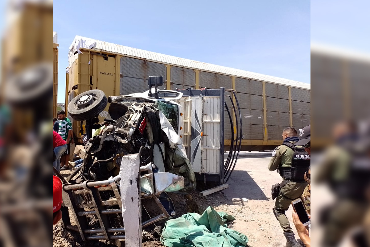Camioneta trata de ganarle el paso al tren y se impacta en Francisco I. Madero. | Especial